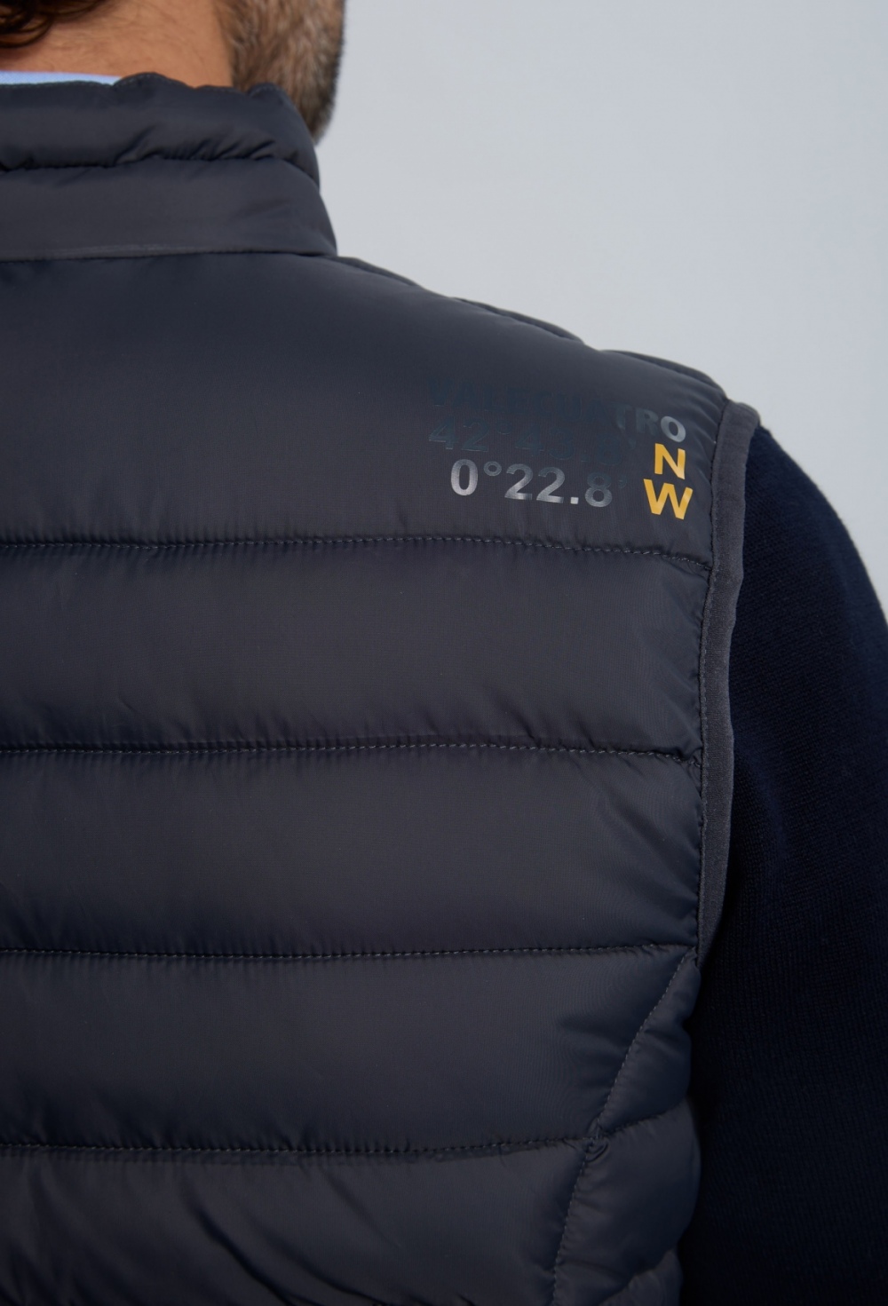 Chaleco acolchado reversible gris con amarillo