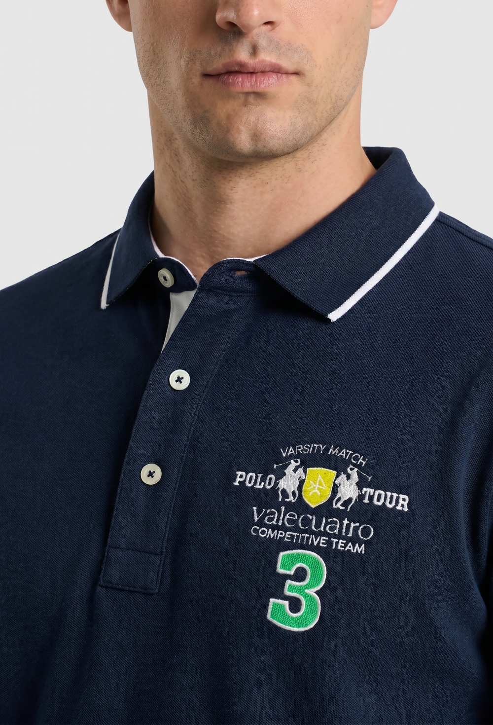 Polo modelo Tour bordado azul marino - Valecuatro