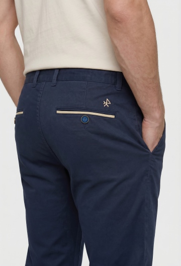 Pantalón chino clásico azul marino